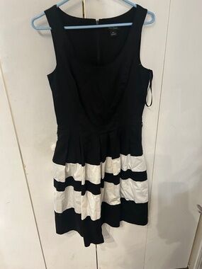 White House Black Market Black & White Pleated Midi Dress missing belt